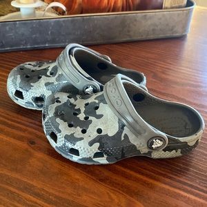 Camo crocs toddler size 8